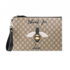 GUCCI 구찌 수프림 캔버스 베스트리에 벌 프린트 파우치 공용 클러치백 473904 9CD1N 8666 남/여